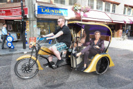 PEOPLE - Rodrigo Alves und Chloe Khan mit einer Rickshaw in London unterwegs