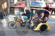 PEOPLE - Rodrigo Alves und Chloe Khan mit einer Rickshaw in London unterwegs