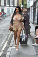 PEOPLE - Rodrigo Alves und Chloe Khan mit einer Rickshaw in London unterwegs