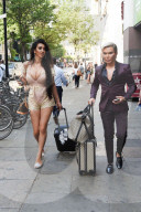 PEOPLE - Rodrigo Alves und Chloe Khan mit einer Rickshaw in London unterwegs