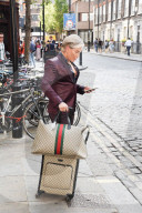 PEOPLE - Rodrigo Alves und Chloe Khan mit einer Rickshaw in London unterwegs