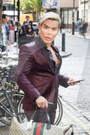 PEOPLE - Rodrigo Alves und Chloe Khan mit einer Rickshaw in London unterwegs