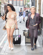 PEOPLE - Rodrigo Alves und Chloe Khan mit einer Rickshaw in London unterwegs