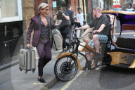 PEOPLE - Rodrigo Alves und Chloe Khan mit einer Rickshaw in London unterwegs
