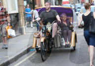 PEOPLE - Rodrigo Alves und Chloe Khan mit einer Rickshaw in London unterwegs
