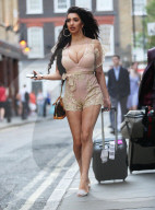 PEOPLE - Rodrigo Alves und Chloe Khan mit einer Rickshaw in London unterwegs