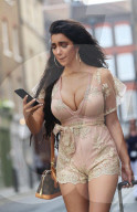 PEOPLE - Rodrigo Alves und Chloe Khan mit einer Rickshaw in London unterwegs