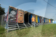 FEATURE - Vorbereitungen zum Glastonbury Festival 