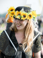 FEATURE - Vorbereitungen zum Glastonbury Festival 