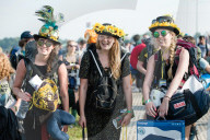 FEATURE - Vorbereitungen zum Glastonbury Festival 