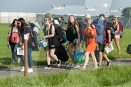 FEATURE - Vorbereitungen zum Glastonbury Festival 