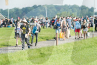FEATURE - Vorbereitungen zum Glastonbury Festival 