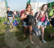 FEATURE - Vorbereitungen zum Glastonbury Festival 