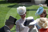 FEATURE - Ascot: Royals und Bunte Vögel am Pferderennen  