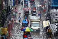 NEWS - Während Europa austrocknet - ist in Bangladesh Land unter