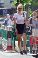 EXKLUSIV - Anna Becker zeigt Bein in London