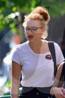 EXKLUSIV - Anna Becker zeigt Bein in London