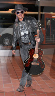 PEOPLE - Johnny Depp am Flughafen von Tokio
