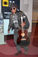 PEOPLE - Johnny Depp am Flughafen von Tokio