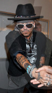 PEOPLE - Johnny Depp am Flughafen von Tokio