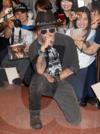 PEOPLE - Johnny Depp am Flughafen von Tokio