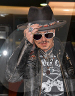 PEOPLE - Johnny Depp am Flughafen von Tokio