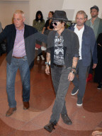 PEOPLE - Johnny Depp am Flughafen von Tokio