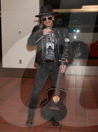 PEOPLE - Johnny Depp am Flughafen von Tokio