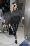 EXKLUSIV - Khloe Kardashian mit 'dicker Lippe' am Flughafen von LA