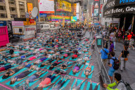 FEATURE - 'Massen- Yoga' auf dem Times Square in New York