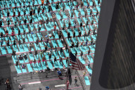 FEATURE - 'Massen- Yoga' auf dem Times Square in New York