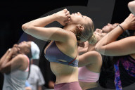 FEATURE - 'Massen- Yoga' auf dem Times Square in New York