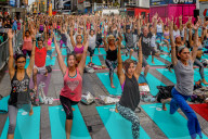 FEATURE - 'Massen- Yoga' auf dem Times Square in New York