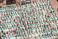 FEATURE - 'Massen- Yoga' auf dem Times Square in New York
