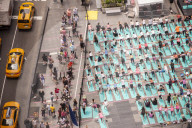 FEATURE - 'Massen- Yoga' auf dem Times Square in New York