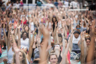 FEATURE - 'Massen- Yoga' auf dem Times Square in New York