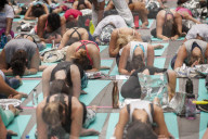FEATURE - 'Massen- Yoga' auf dem Times Square in New York