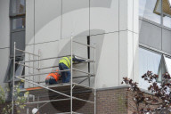NEWS - London: Am Burnham House Tower werden die Verkleidungen entfernt