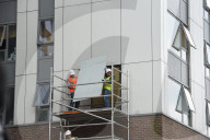 NEWS - London: Am Burnham House Tower werden die Verkleidungen entfernt