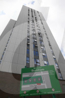 NEWS - London: Am Burnham House Tower werden die Verkleidungen entfernt