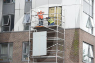NEWS - London: Am Burnham House Tower werden die Verkleidungen entfernt