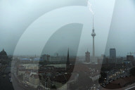 NEWS - Sommerhitze: Blitz schlägt in Berliner Fernsehturm ein