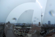 NEWS - Sommerhitze: Blitz schlägt in Berliner Fernsehturm ein