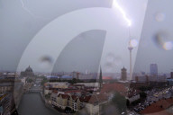 NEWS - Sommerhitze: Blitz schlägt in Berliner Fernsehturm ein