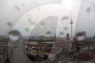 NEWS - Sommerhitze: Blitz schlägt in Berliner Fernsehturm ein