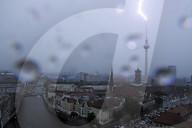 NEWS - Sommerhitze: Blitz schlägt in Berliner Fernsehturm ein