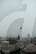 NEWS - Sommerhitze: Blitz schlägt in Berliner Fernsehturm ein