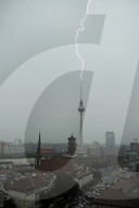 NEWS - Sommerhitze: Blitz schlägt in Berliner Fernsehturm ein
