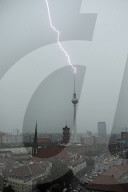NEWS - Sommerhitze: Blitz schlägt in Berliner Fernsehturm ein