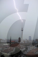 NEWS - Sommerhitze: Blitz schlägt in Berliner Fernsehturm ein
